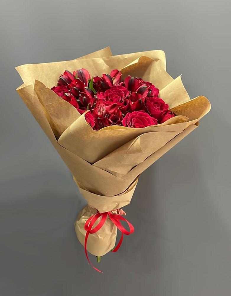 Букет цветов из: Альстромерии и Розы в Шкотово