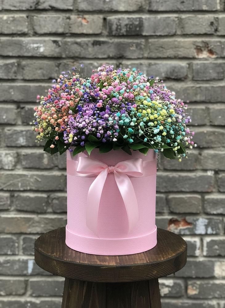 Цветочная композиция из Гипсофила и Розы в шляпной коробке в Шкотово