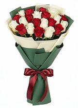 Букет Микс из красных и белых роз в Шкотово