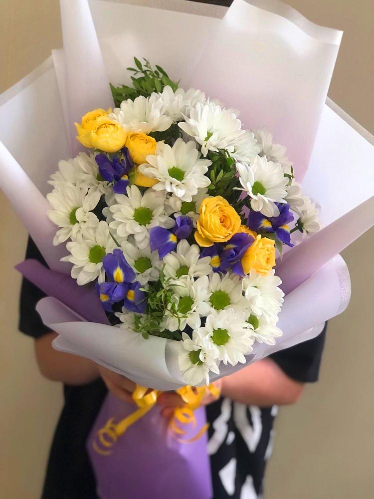 Букет цветов из: Ирисы, Хризантемы и Розы в Шкотово