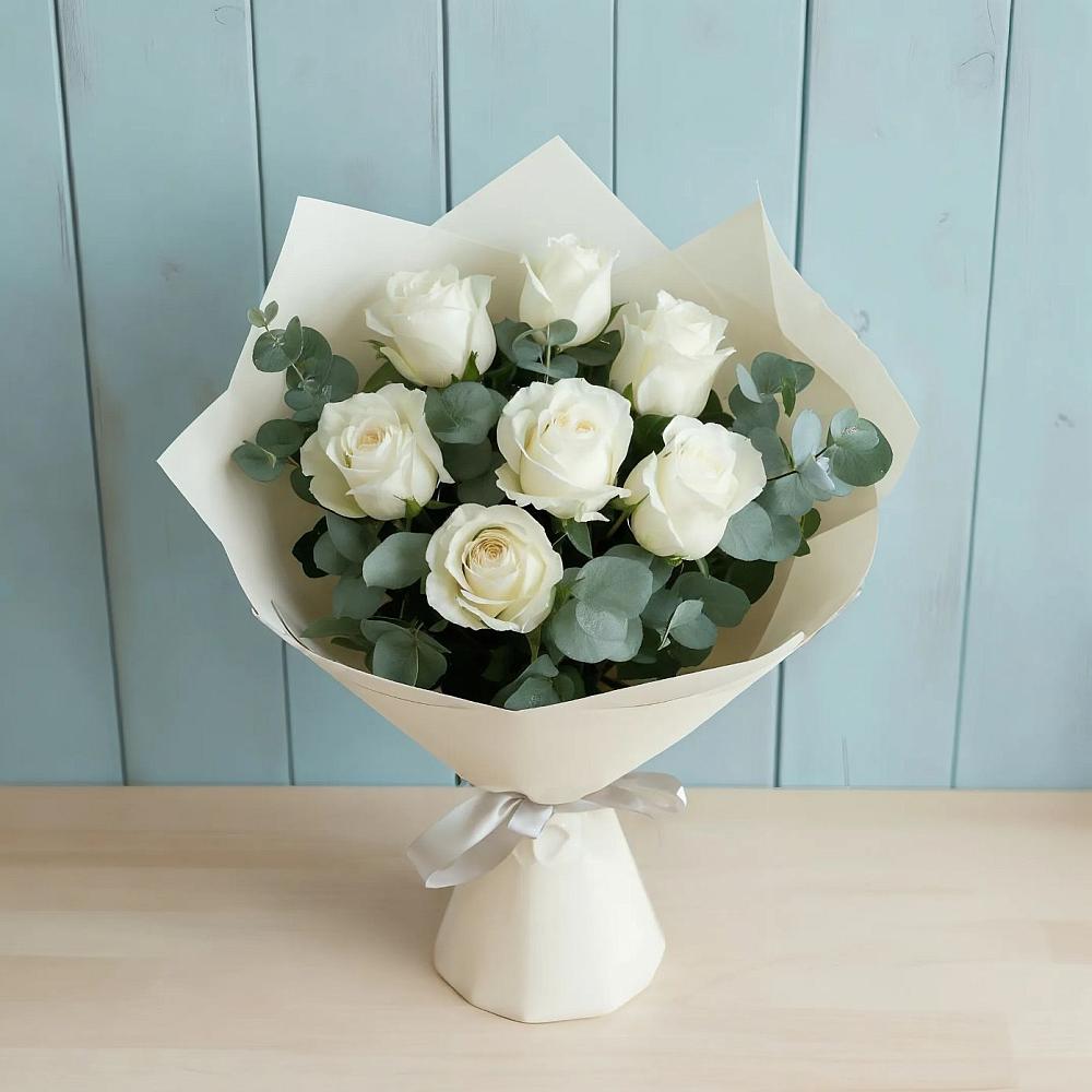 Букет Белые розы в Эвкалипте в Шкотово