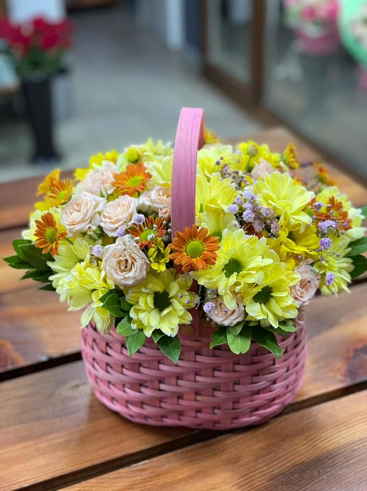 Цветочная композиция из Хризантемы и Розы в корзине в Шкотово