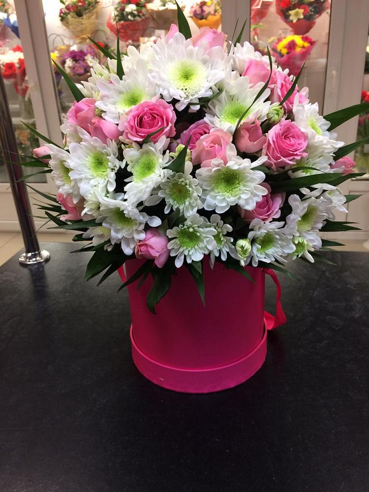 Цветочная композиция из Розы и Хризантемы в шляпной коробке в Шкотово