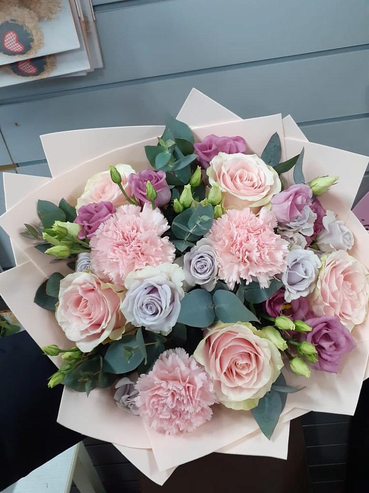 Букет цветов из: Розы, Гвоздики и Лизиантусы в Шкотово