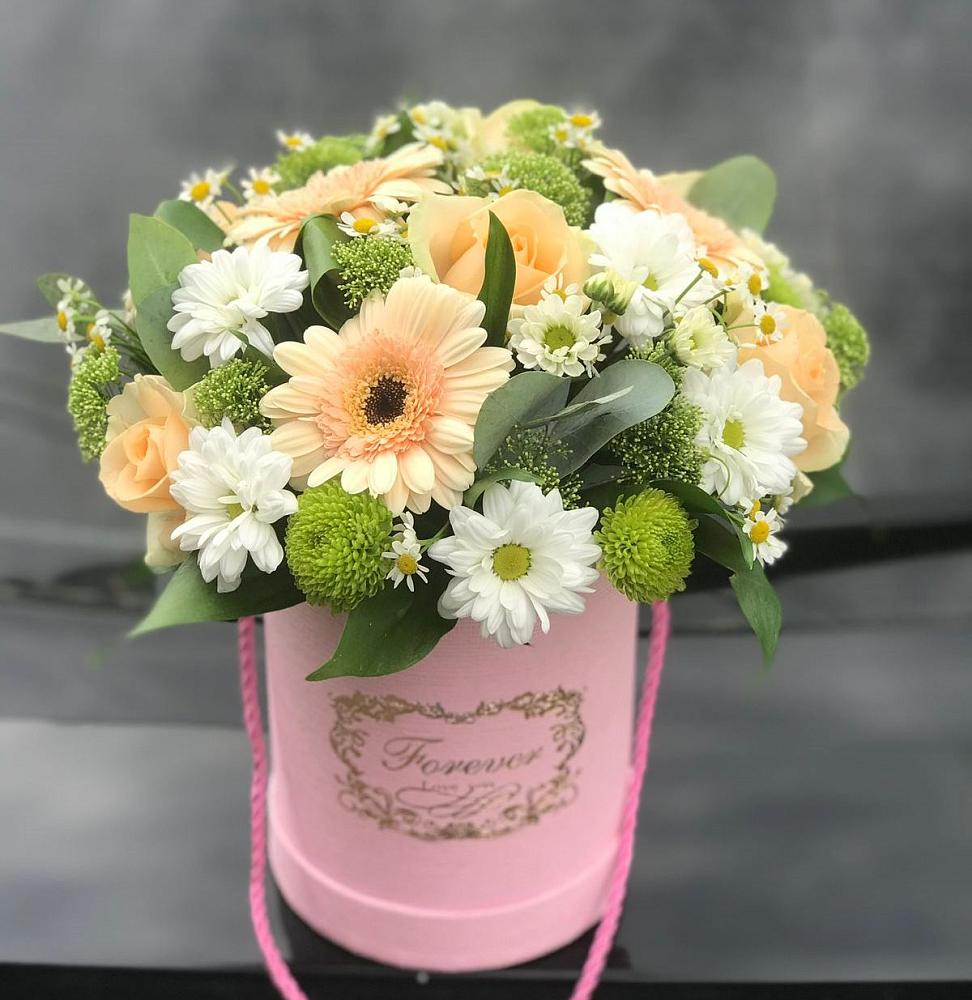 Цветочная композиция из Розы, Герберы и Хризантемы в шляпной коробке в Шкотово