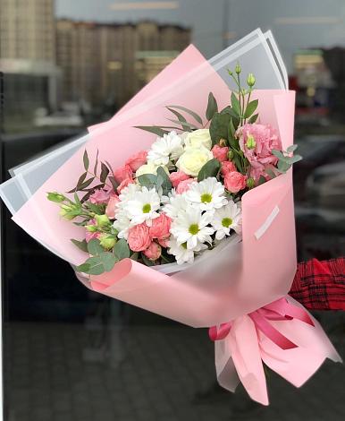 Букет цветов из: Розы, Лизиантусы и Хризантемы в Шкотово