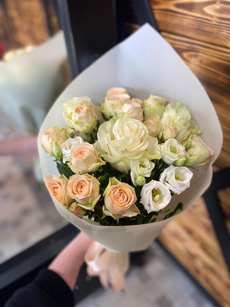 Букет цветов из: Розы и Лизиантусы в Шкотово